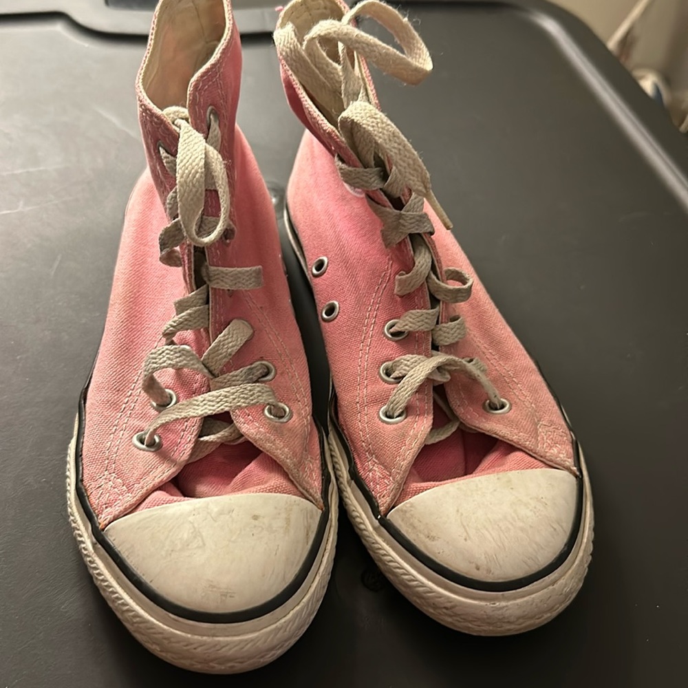 Youth Pink Converse chuck Taylor’s size 2